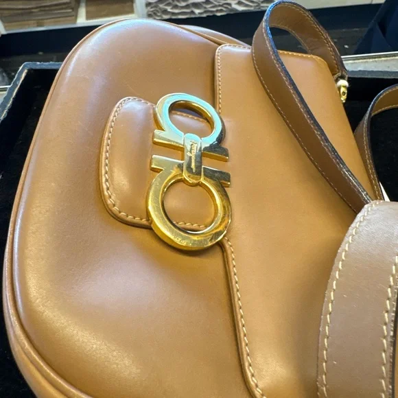 Salvatore Ferragamo Vara/Gancini crossbody in tan leather with gold hardware. - Picture 2 of 6